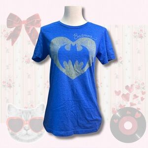 Batman light blue heart graphic tee woman’s size Small